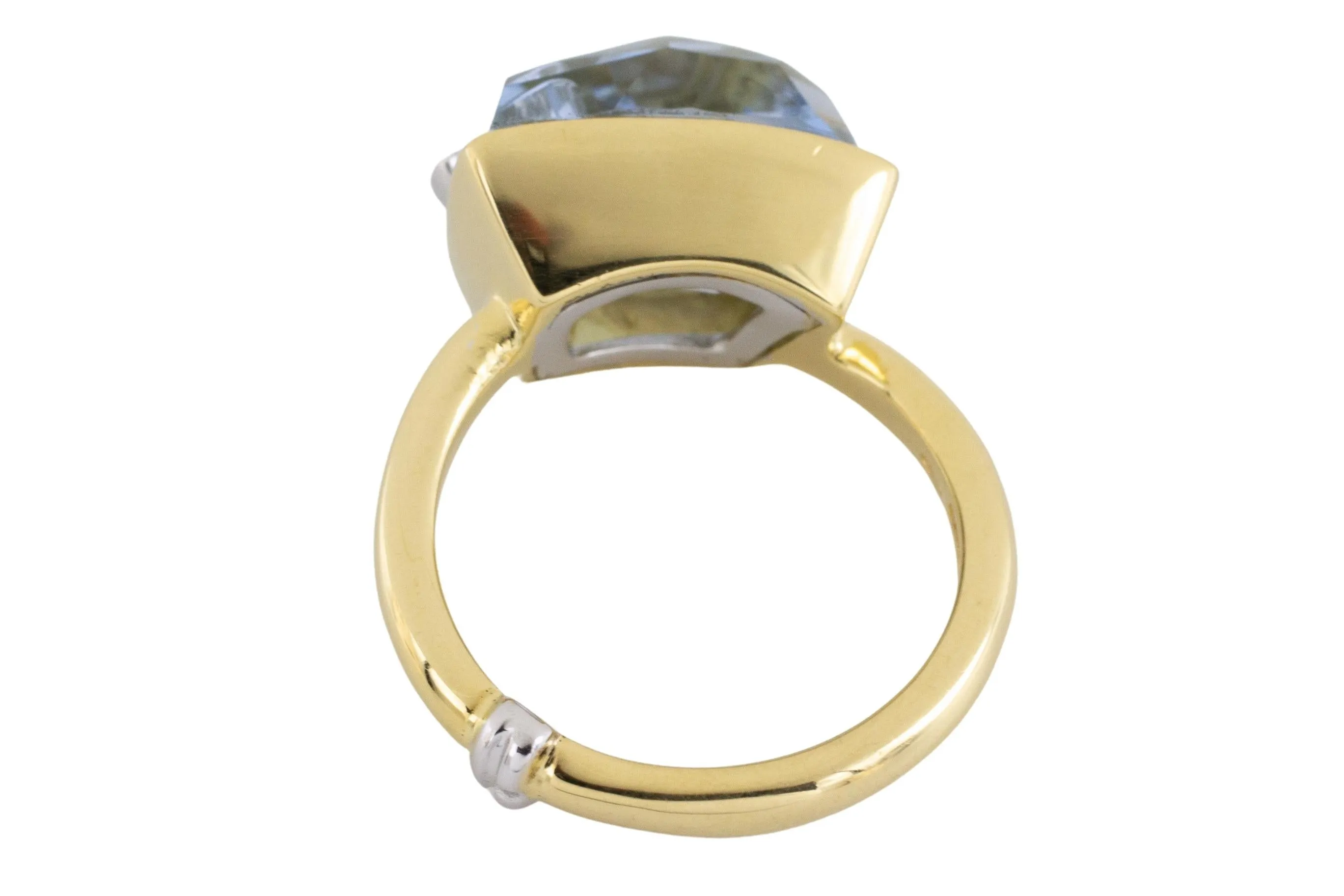 Aquamarine and diamond ring in 18 carat gold