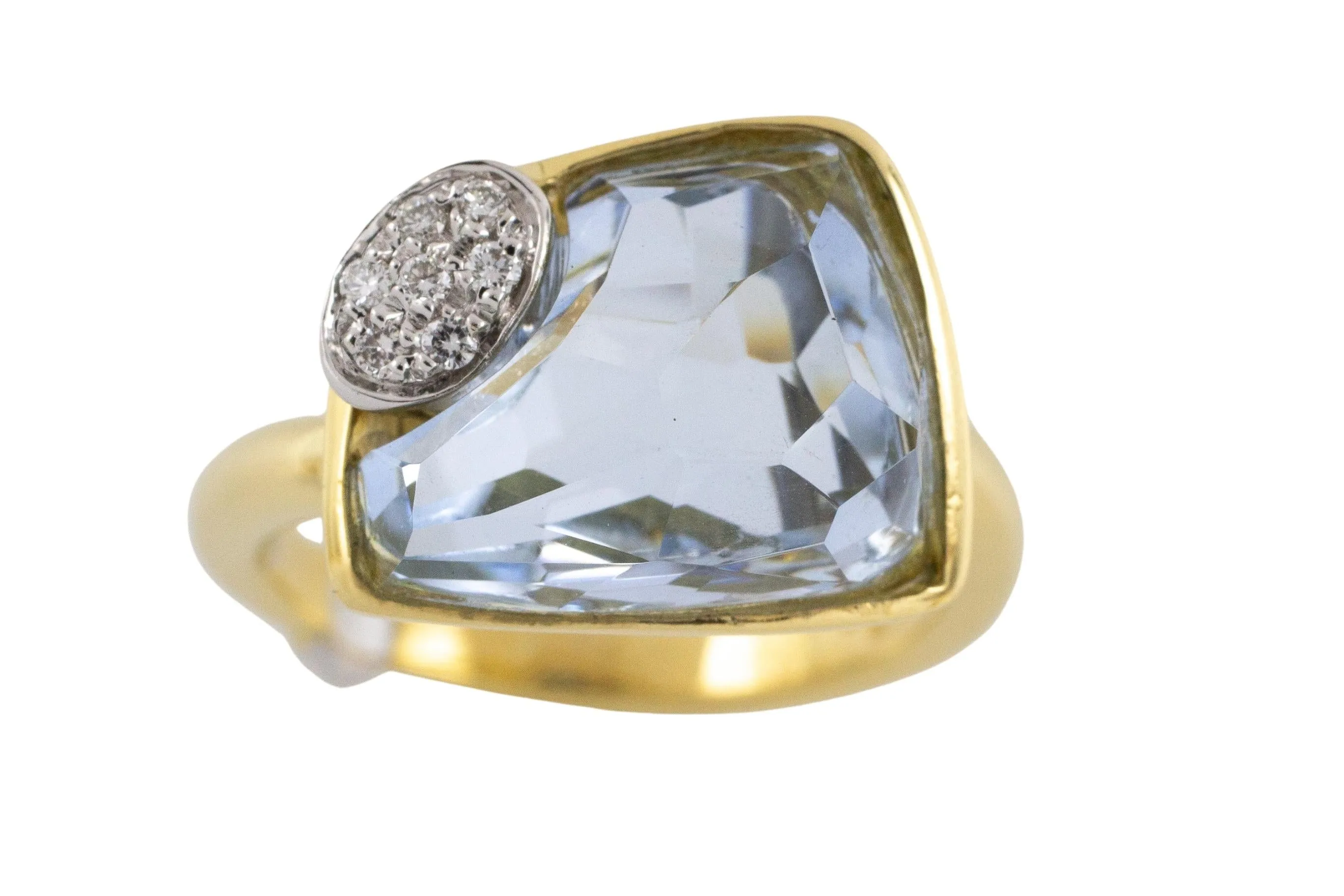 Aquamarine and diamond ring in 18 carat gold