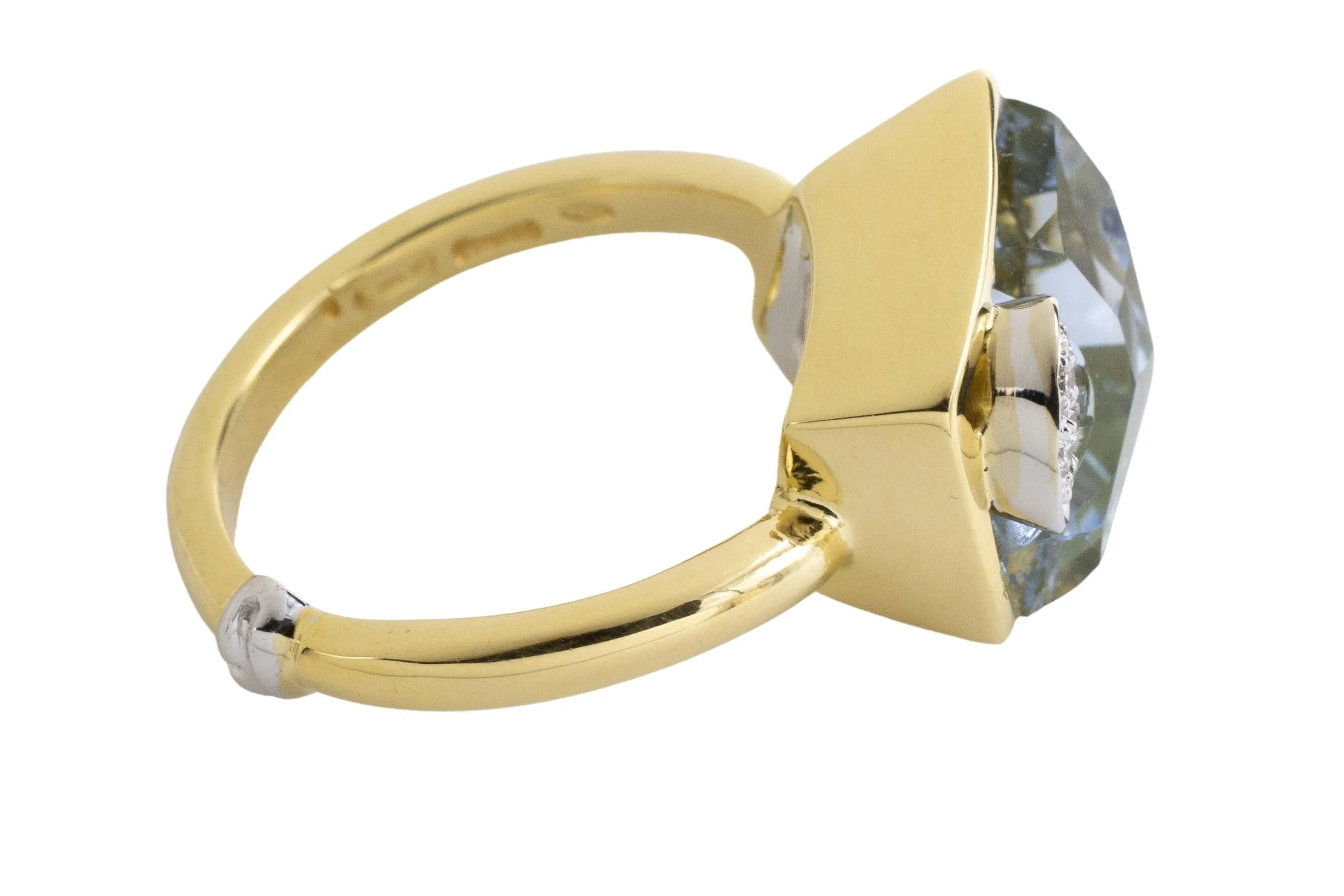 Aquamarine and diamond ring in 18 carat gold