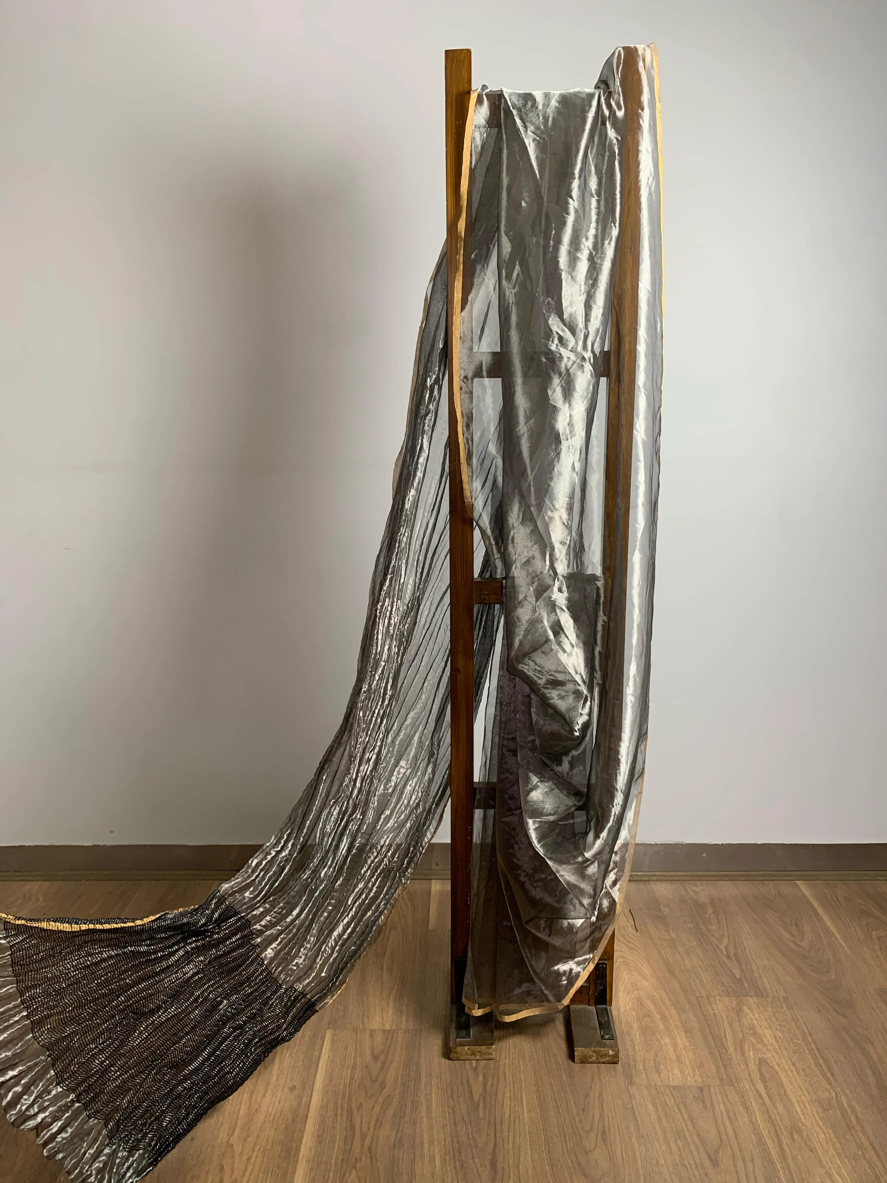 Crushed pallu silver tissue saree